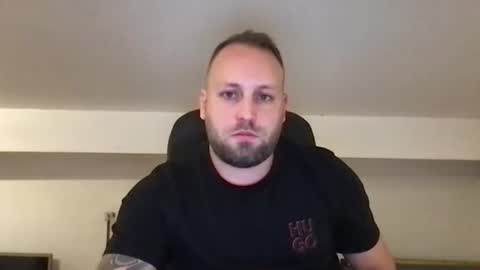 Snapshot of kobasic chatting on 11/25/25, 01:27 hugo online show from 11/25/25, 01:27