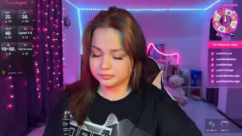 Snapshot of kokokolla chatting on 12/15/25, 02:43 Mia online show from 12/15/25, 02:43