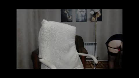 Snapshot of koroleva70 chatting on 09/13/25, 10:04 VIKA online show from 09/13/25, 10:04
