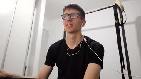 Snapshot of kpo10 chatting on 12/16/25, 04:17 Facu online show from 12/16/25, 04:17