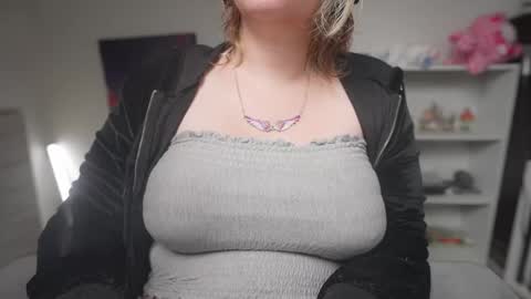 Snapshot of krystalsyxx chatting on 09/26/25, 05:28 Krystal Syx online show from 09/26/25, 05:28