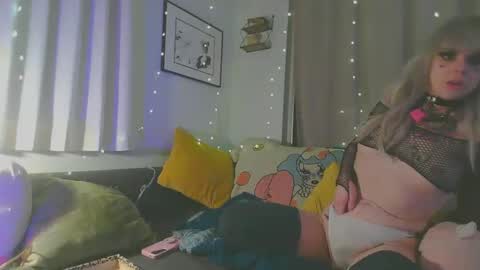 Snapshot of krystalvenison chatting on 12/17/25, 01:28 krystalvenison online show from 12/17/25, 01:28