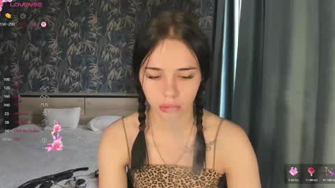 Snapshot of kseni_a chatting on 04/17/26, 08:06 Ksenia online show from 04/17/26, 08:06