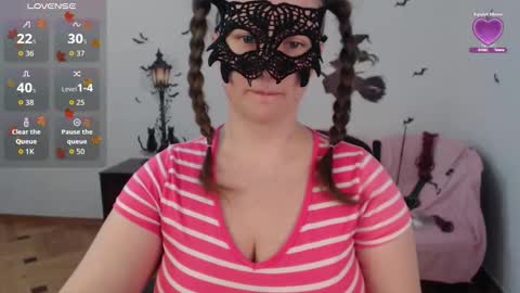 Snapshot of ksushka22 chatting on 11/15/25, 12:02 Ksushka22 online show from 11/15/25, 12:02