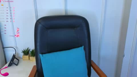 Snapshot of kuro_ren chatting on 10/08/25, 01:42 Ren online show from 10/08/25, 01:42