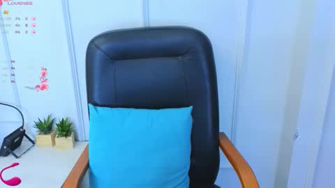 Snapshot of kuro_ren chatting on 10/13/25, 12:38 Ren online show from 10/13/25, 12:38