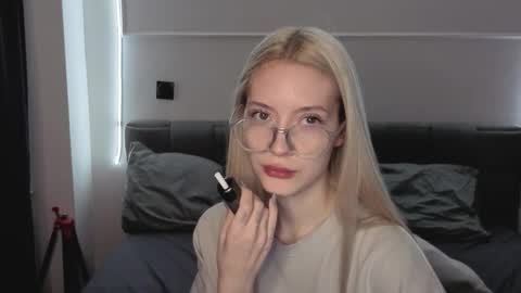 Snapshot of kvetapin chatting on 12/18/25, 10:32 Bella and Alexandra online show from 12/18/25, 10:32