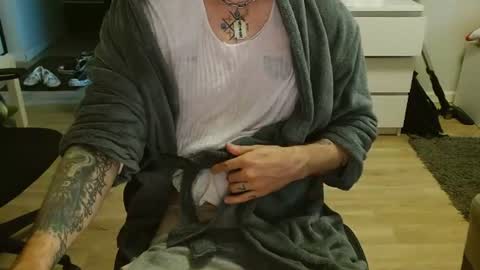 Snapshot of kyle_tattoo chatting on 07/09/26, 03:27 kyle online show from 07/09/26, 03:27