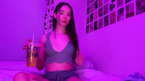 Snapshot of kylieexoxoxo2432 chatting on 02/11/25, 02:57 Kylie online show from 02/11/25, 02:57