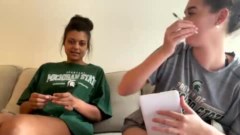 Snapshot of kylieexoxoxo2432 chatting on 09/10/25, 07:03 Kylie online show from 09/10/25, 07:03