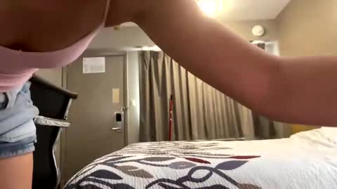 Snapshot of kylieexoxoxo2432 chatting on 09/21/25, 04:41 Kylie online show from 09/21/25, 04:41