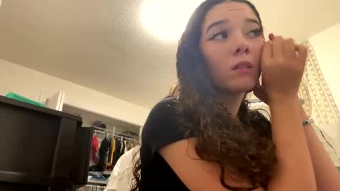 Snapshot of kylieexoxoxo2432 chatting on 11/19/25, 10:32 Kylie online show from 11/19/25, 10:32