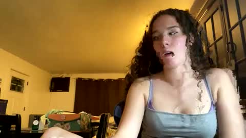 Snapshot of kylieexoxoxo2432 chatting on 12/01/25, 12:04 Kylie online show from 12/01/25, 12:04