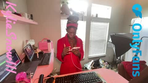 Snapshot of kyliesnowxxx chatting on 04/29/26, 05:30 Kylie Snow online show from 04/29/26, 05:30