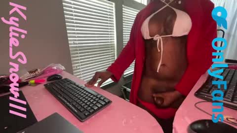 Snapshot of kyliesnowxxx chatting on 05/05/26, 02:14 Kylie Snow online show from 05/05/26, 02:14