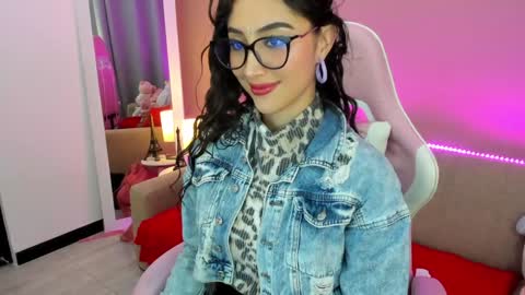 Snapshot of kymgiraldo8 chatting on 01/12/25, 08:25 Kym Giraldo online show from 01/12/25, 08:25