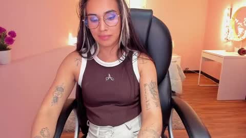 Snapshot of la_monitora chatting on 05/22/26, 11:43 T A T I A N A online show from 05/22/26, 11:43