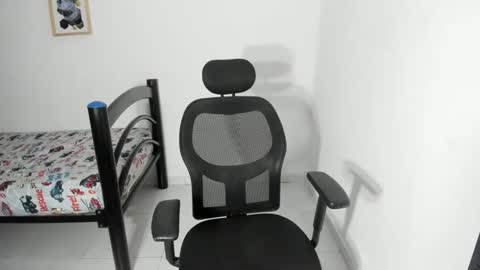 Snapshot of la_pequena_culona chatting on 03/17/26, 06:00 la_pequena_culona online show from 03/17/26, 06:00