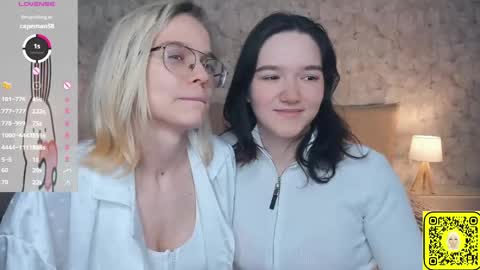 Snapshot of lacyedison chatting on 06/03/26, 07:19 Violet and Isabel online show from 06/03/26, 07:19
