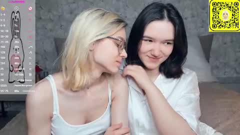 Snapshot of lacyedison chatting on 06/29/26, 07:25 Violet and Isabel online show from 06/29/26, 07:25
