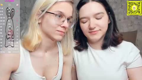 Snapshot of lacyedison chatting on 07/06/26, 07:05 Violet and Isabel online show from 07/06/26, 07:05