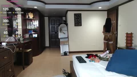 Snapshot of ladii_mia chatting on 02/08/25, 11:22 Mia online show from 02/08/25, 11:22