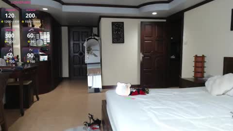 Snapshot of ladii_mia chatting on 02/09/25, 11:14 Mia online show from 02/09/25, 11:14