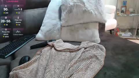 Snapshot of ladii_mia chatting on 09/16/25, 01:17 Mia online show from 09/16/25, 01:17