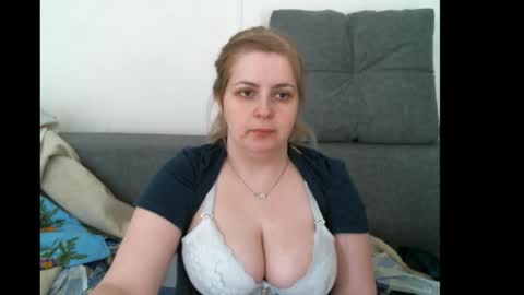 lady cute cat29 online show from 04/25/26, 10:51
