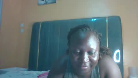lindah32 online show from 10/28/25, 05:37
