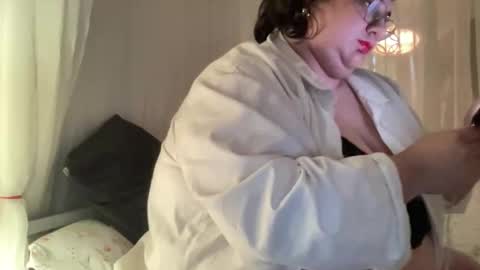 Snapshot of lagrandeamoureuse2 chatting on 04/02/26, 09:45 La Grande Amoureuse online show from 04/02/26, 09:45