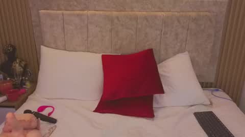 laiamilf online show from 01/21/25, 11:24