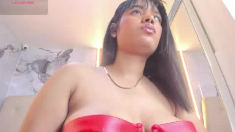 Snapshot of lailamorfy chatting on 04/20/26, 11:35 online show from 04/20/26, 11:35