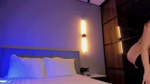 Ellina online show from 11/17/25, 03:18