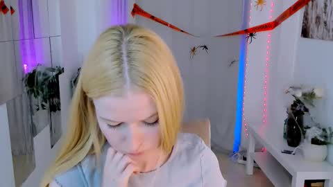 Laly online show from 10/22/25, 06:40