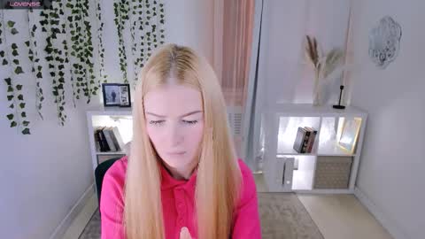 Laly online show from 11/22/25, 11:42