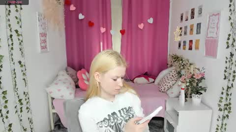 Snapshot of laly_peach chatting on 06/29/26, 11:10 Laly online show from 06/29/26, 11:10