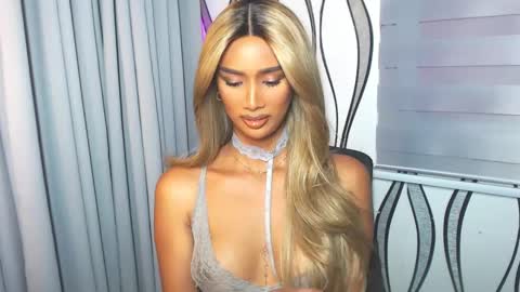 Snapshot of lanadel_hilton chatting on 02/18/25, 12:15 Lana online show from 02/18/25, 12:15