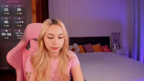 Snapshot of lanamiracle chatting on 12/16/25, 04:28 Lana online show from 12/16/25, 04:28