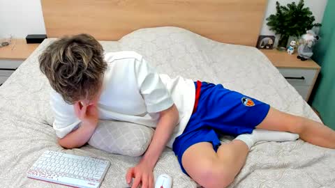 Snapshot of lanny_fandi chatting on 12/20/24, 02:49 Fandi online show from 12/20/24, 02:49