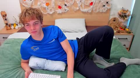 Snapshot of lanny_fandi chatting on 10/11/25, 09:41 Fandi online show from 10/11/25, 09:41