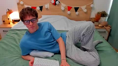 Snapshot of lanny_fandi chatting on 11/14/25, 07:07 Fandi online show from 11/14/25, 07:07