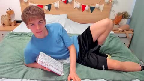 Snapshot of lanny_fandi chatting on 11/18/25, 07:24 Fandi online show from 11/18/25, 07:24