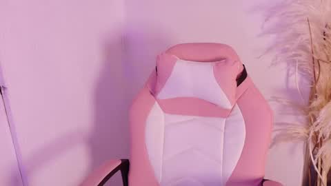 Snapshot of lara_gil_ chatting on 12/18/25, 08:48 Lara Gill online show from 12/18/25, 08:48