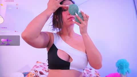 Hello Guys I am Lara Giraldo  WELCOME To my room online show from 02/02/25, 03:10