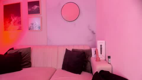 Lara Madisson online show from 10/30/25, 06:04