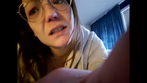 Snapshot of laraa333 chatting on 02/08/25, 10:39 Little online show from 02/08/25, 10:39