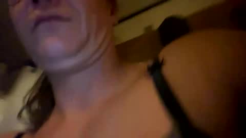 Snapshot of laraa333 chatting on 09/29/25, 10:47 Little online show from 09/29/25, 10:47