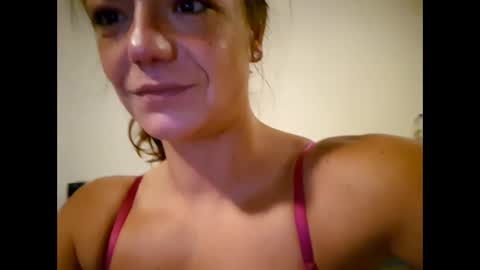 Snapshot of laraa333 chatting on 10/28/25, 02:59 Little online show from 10/28/25, 02:59