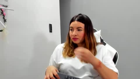 Lara online show from 05/22/26, 01:35